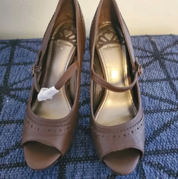Fergalicious "enticing" Brown Peep Toe high Heel Size 9M US pump - Picture 2 of 9